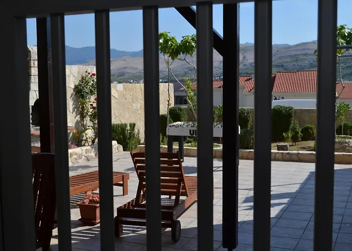 Apartman Lora *