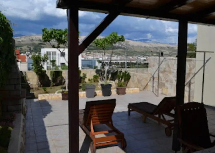 Apartman Lora *